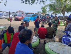 Babinsa Koramil 1424-04/Sinjai Timur Kodim 1424/Sinjai Komsos Dan Pantau Keamanan Wisatawan Pasca Libur Lebaran di Pantai Marana