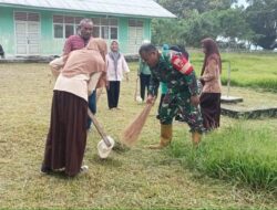 Babinsa Desa Werinama, Serma Moh Aviv Sikdewa Bersama anak Sekolah dan Para Guru Membersihkan Lingkungan Sekolah