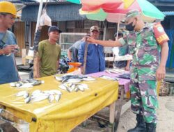 Komsos Dengan Penjual Ikan, Babinsa Koramil 02/Simteng Himbau Agar Selalu Jaga Kebersihan