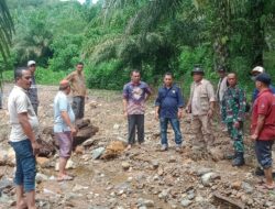 Danramil 11/Kluet Tengah Dampingi Wakil Bupati Aceh Selatan Tinjau Kondisi Sungai Pasca Banjir