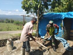 Ringankan Beban Warga, Babinsa Koramil Geumpang Turun Langsung Bantu Rehab Rumah Warga