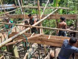 Wujud Kepedulian, Babinsa Pattongko Koramil 03/Sinjai Tengah Kodim 1424/Sinjai Bantu Pengecoran Tiang Rumah Milik Warga