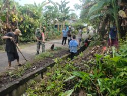 Semangat Peduli Lingkungan, Babinsa Kodim 1404/Pinrang Bersama Warga Melaksanakan Pembersihan Saluran Air