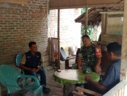 Babinsa Koramil 15/Tiro Perkuat Silaturrahmi dengan Warga Lewat Komsos di Dayah Kampung Baro