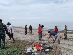Koramil-07 Kodim 1404/Pinrang Bersama Warga Laksanakan Pembersihan Pesisir Pantai Kajuangin