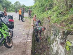 Anggota Koramil-01/Suppa Kodim 1404/Pinrang Kerja Bakti Pembersihan Saluran Air