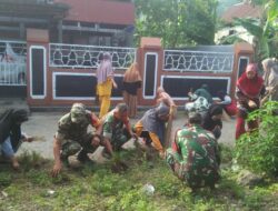 Ciptakan Lingkungan Bersih, Personil Koramil 1405-03/Bacukiki Kerja Bakti Bersama Masyarakat
