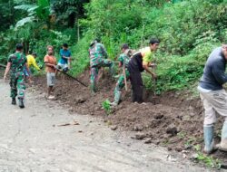 Demi Lingkungan Sehat, Koramil 1419-02/Enrekang dan Warga Gelar Karya Bakti Bersihkan Selokan