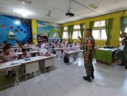Sambangi Siswa – Siswi SDN 018,Babinsa Koramil 0907/03 Tarbar Ajarkan Matematika Metode Gasing