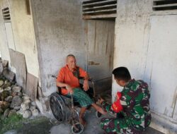 Wujud Kepedulian, Babinsa Koramil 05/Simbar Jenguk Warga Binaan Yang Sakit