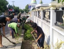 Peduli Kebersihan Lingkungan, Koramil-08 Kodim 1404/Pinrang Bersihkan Saluran Air Bersama Warga