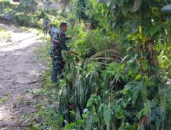 Anggota Koramil 1419-03/Baraka Bersama Warga Bersihkan Selokan