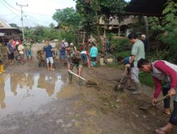 Anggota Koramil 1419-04/Alla Gelar Karya Bakti Pembersihan Selokan
