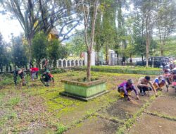 Demi Lingkungan Sehat, Koramil 1419-02/Enrekang dan Warga Gelar Karya Bakti Bersihkan Selokan