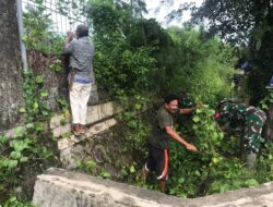 Cegah Banjir Dan Wabah Penyakit Personil Koramil-07/Tanete Rilau Bersama Masyarakat Bersihkan Parit