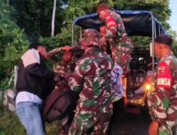 Danramil 1502-06/Bula, bersama anggota membantu masyarakat yg mengalami gangguan kerusakan motor di jalan