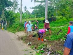 Anggota Koramil 1419-01/Maiwa Gelar Karya Bakti Pembersihan Selokan
