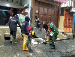 Cegah Banjir dan DBD, Koramil-04 Kodim 1404/Pinrang Bersihkan Saluran Air