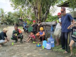 TNI Manunggal Bersama Rakyat, Babinsa Koramil 1405-04/Soppeng Riaja Bantu Petani Tanam Padi