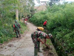Wujudkan Hidup Sehat, Anggota Koramil Alla Bersama Warga Bersihkan Selokan