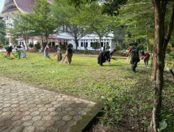 Babinsa Koramil 02/Enrekang Kerja Bakti Bersihkan Ranting dan Pohon Di Halaman Kantor Bupati