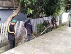Peduli Kebersihan Lingkungan, Babinsa Koramil-08 Kodim 1404/Pinrang Bersihkan Saluran Air Bersama Warga
