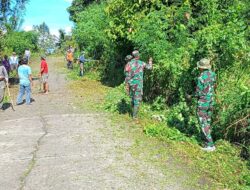 Anggota Koramil 1419-03/Baraka Bersama Warga Bersihkan Selokan