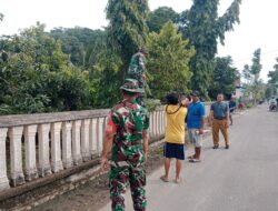 Kolaborani Babinsa Koramil-06 Kodim 1404/Pinrang Dan Staf Desa Kerja Bakti Bersihkan Ranting dan Pohon
