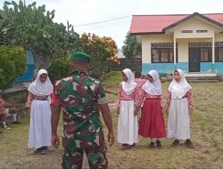 Babinsa Desa Negeri Hatumete, Koptu Efendy Selambona Melatih PBB Kepada Siswa Siswi Sekolah SD