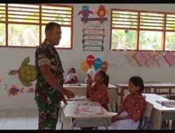 Peduli Pendidikan, Babinsa Sakanusa Sertu J. Samallo mengajar Matematika Kepada Siswa SD Negeri 153 Malteng