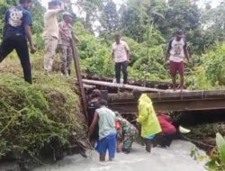 Babinsa Koramil 1502-06/Bula bersama masyarakat melaksanakan perbaikan jembatan yg rusak