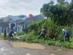 Koramil-04 Kodim 1404/Pinrang Bersama Warga Karya Bakti Bersihkan Jalan dan Saluran Air