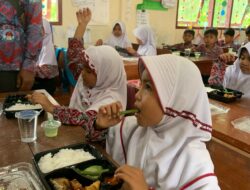 Dukung Program Pemerintah Pemberian Makan Bergizi Gratis, Kodim 0308/Pariaman Kembali Bagikan Makan Bergizi Gratis Ke Sekolah SDN 15 Enam Lingkung