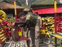 Satgas Tindak Operasi Damai Cartenz 2025 Berikan Layanan Cukur Rambut Gratis untuk Anak-anak di Distrik Mulia, Puncak Jaya