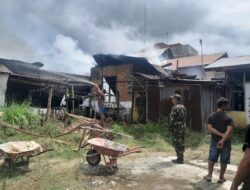 Babinsa Koramil 1304-03/Kota Barat Sigap Bantu Masyarakat Padamkan Kebakaran Rumah Warga