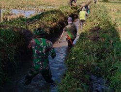 Penuhi Kebutuhan Air Petani, Babinsa Kodim 1404/Pinrang Bersama Warga Bersihkan Saluran Air