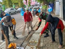 Kepedulian Terhadap Lingkungan Babinsa Koramil 1405-01/Ujung Karya Bakti Bersihkan Jalan