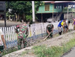 Peduli Kebersihan Lingkungan, Anggota Koramil-08 Kodim 1404/Pinrang Bersihkan Saluran Air Bersama Warga