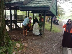 Jaga Kebersihan Lingkungan Babinsa Koramil 1405-03/Bacukiki Bersinergi Dengan Masyarakat Bersihkan Sampah