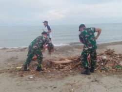 Koramil-02 Kodim 1404/Pinrang Kerja Bakti bersihkan Pantai Ammani