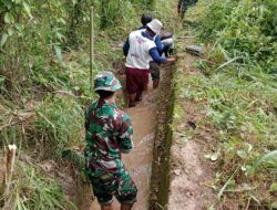 Wujudkan Hidup Sehat, Anggota Koramil Alla Bersama Warga Bersihkan Selokan