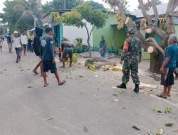 Koramil-06 Kodim 1404/Pinrang Kerja Bakti Bersihkan Ranting Pohon Yang Menghalangi Jalan Bersama Warga