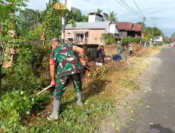 Cegah Banjir, Koramil-03 Kodim 1404/Pinrang Bersama Warga Kerja Bakti Bersihkan Saluran Air