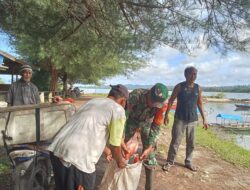 Kopda Fadlan Babinsa Koramil 04/Salang Komsos Dengan Penjual Ikan