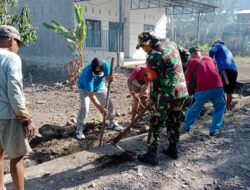 Personil Koramil Paleteang Kodim 1404/Pinrang Kerja Bakti Bersama Warga Bersihkan Saluran Air