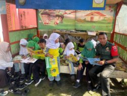 Tingkatkan Minat Baca, Babinsa Koramil-01/Ujung Ajak Siswa Gemar Membaca Buku