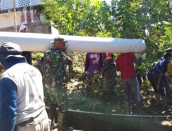 Anggota Koramil 04/Alla Karya Bakti Pembuatan Drainase dan Gorong-Gorong Parit Jalan