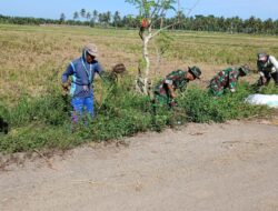 Persiapan turun Sawah, Babinsa Koramil Kodim 1404/Pinrang Bersihkan Saluran irigasi bersama Petani