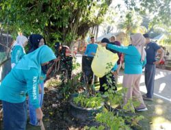 Aksi Peduli Lingkungan, Serda Muhammad Ali Babinsa Koramil-01/Ujung Bersama Warga Bersihkan Sampah