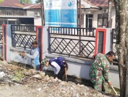 Peduli Kebersihan Lingkungan, Anggota Koramil-08 Kodim 1404/Pinrang Bersihkan Saluran Air Bersama Warga